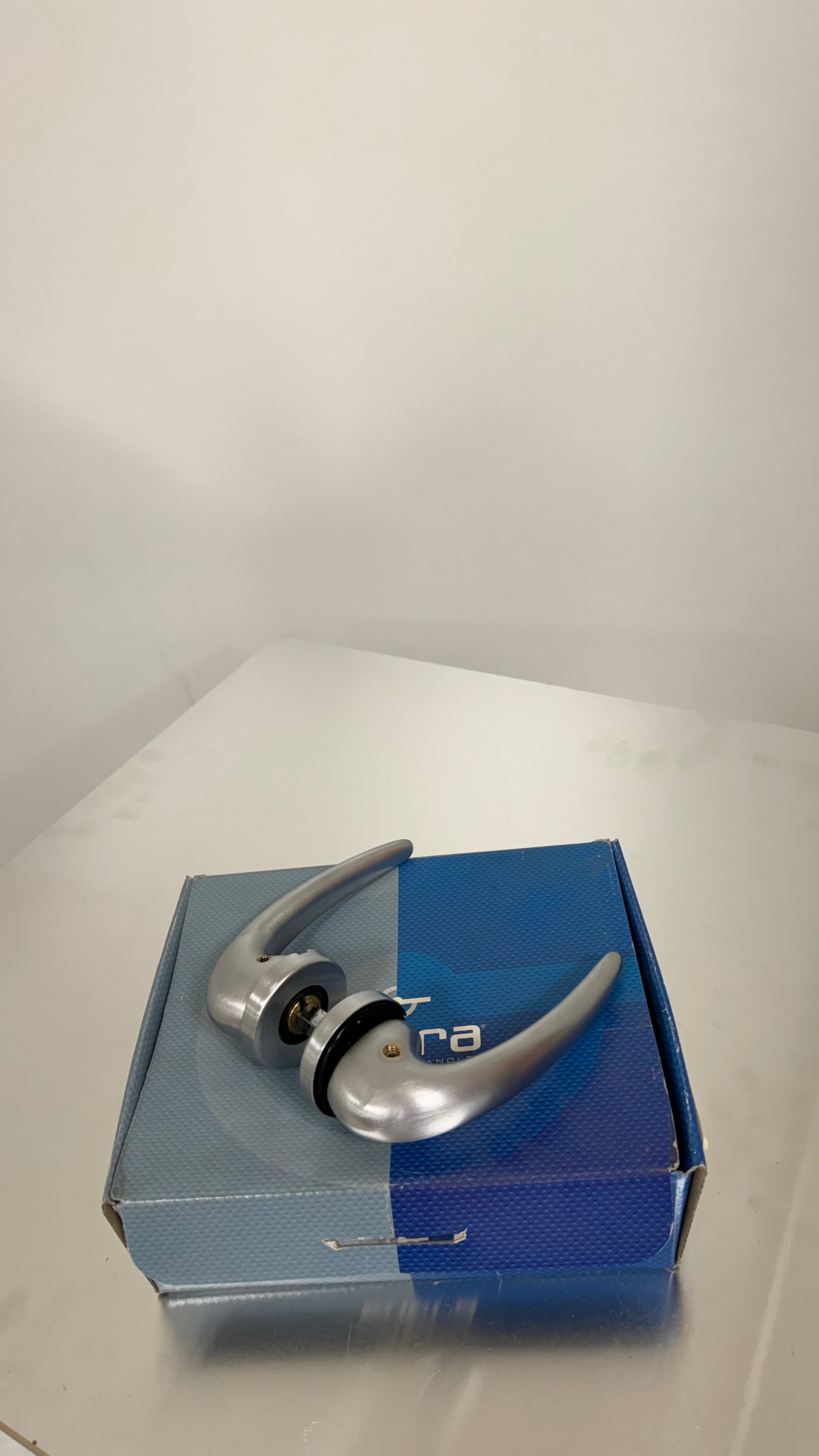 DOPPIA MANIGLIA PER PORTA IN OTTONE SATINATO CROMATO